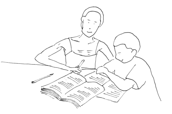 dünne Frau hilft Jungen bei Hausaufgaben