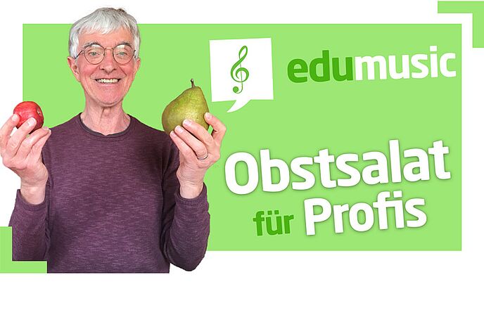 Albert Landertinger hält Apfel und Birne in Hand, grüner Hintergrund